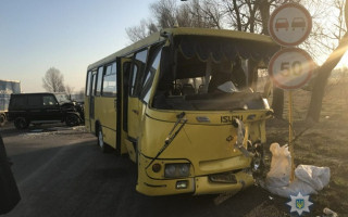 Под Киевом столкнулись маршрутка и Gelandewagen