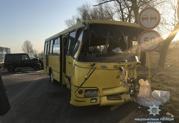 Под Киевом столкнулись маршрутка и Gelandewagen