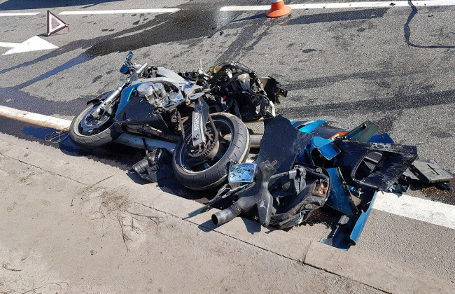 Столичный коп на мотоцикле разбил сразу три автомобиля