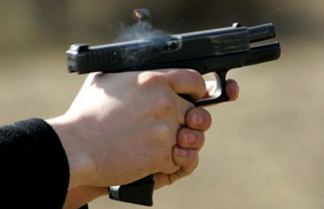 Неизвестный расстреливал окна киевлян из пистолета