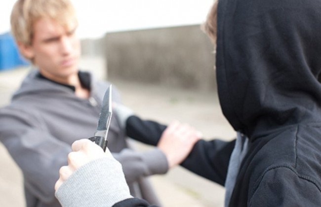 Как спастись от нападающего с ножом: украинцам дали ценные советы