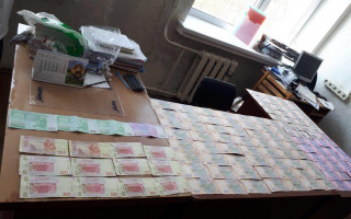«Цена» пожизненной инвалидности: задержаны сотрудник Департамента здравоохранения КГГА и врач-ортопед