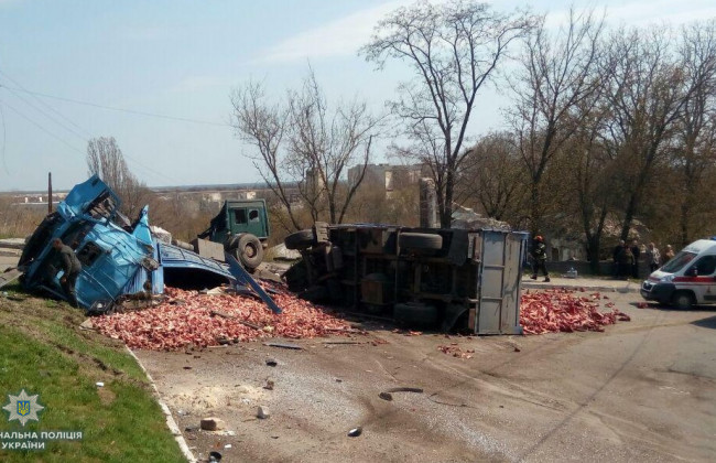 ДТП с участием фуры и маршрутки: в Луганской области дорогу усеяли кости