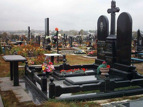 «Герои парковок» на кладбищах в поминальные дни разозлили киевлян