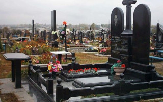 «Герои парковок» на кладбищах в поминальные дни разозлили киевлян