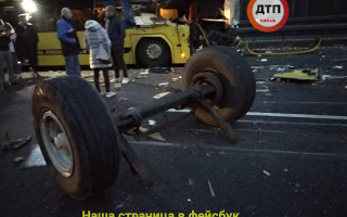 В Чехии в автобус с украинцами влетела ось трактора, фото