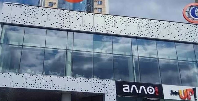 В Киеве на людей упала крыша торгового центра