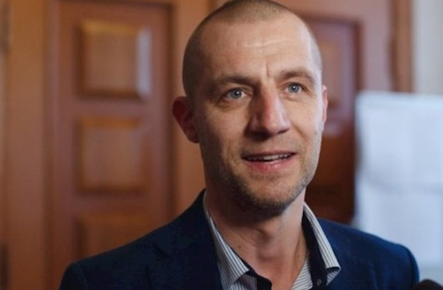 Нардеп ездит на автомобиле, который волонтеры передавали в зону АТО