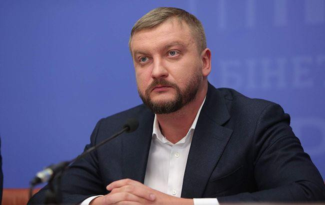 Петренко предложил увольнять чиновников за неуплату алиментов
