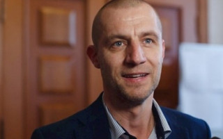 Нардеп ездит на автомобиле, который волонтеры передавали в зону АТО