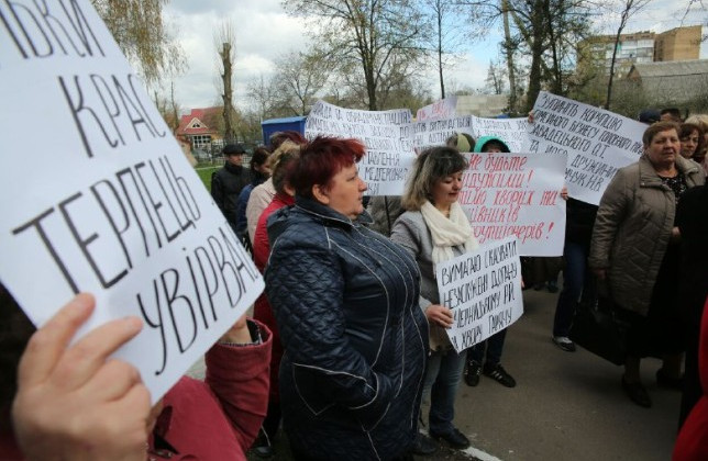Требуют увольнения: под Киевом люди бунтуют против врача
