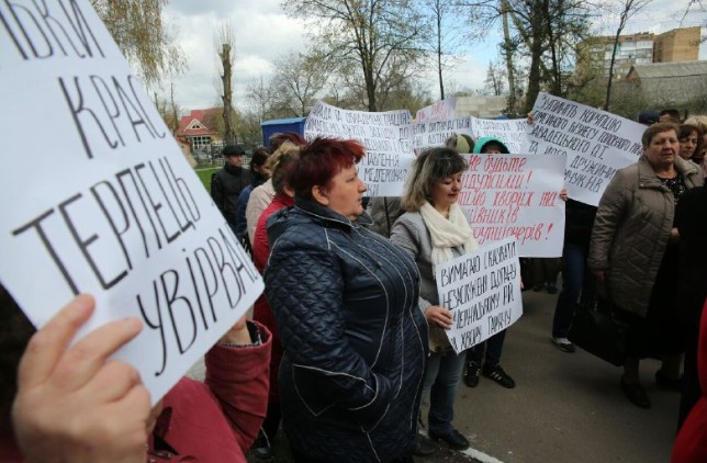 Требуют увольнения: под Киевом люди бунтуют против врача