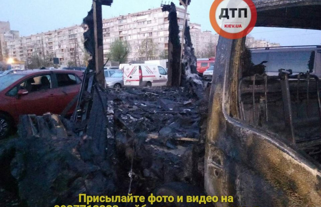 На Оболони в Киеве горели четыре автомобиля