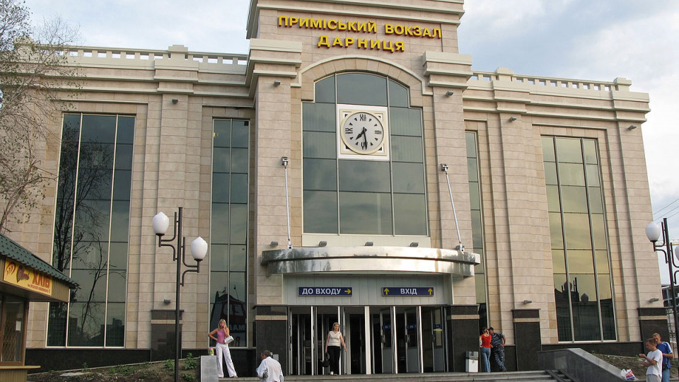Женщина родила на платформе: на Дарницком вокзале случилось чрезвычайное происшествие