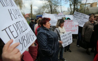 Требуют увольнения: под Киевом люди бунтуют против врача