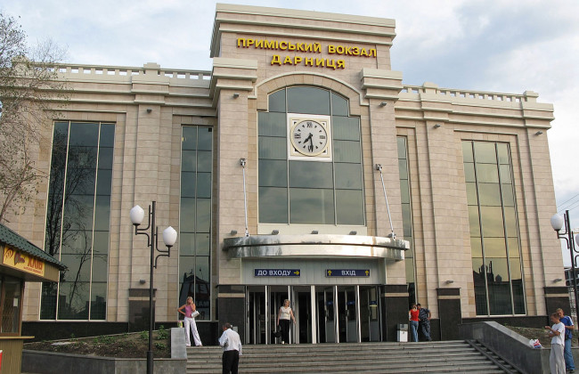 Женщина родила на платформе: на Дарницком вокзале случилось чрезвычайное происшествие