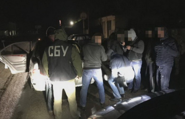 Нападали под видом полицейских: правоохранители разоблачили разбойную группировку