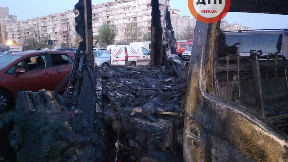 На Оболони в Киеве горели четыре автомобиля