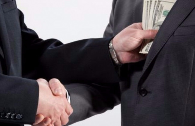 Помощника нардепа накажут за обещание