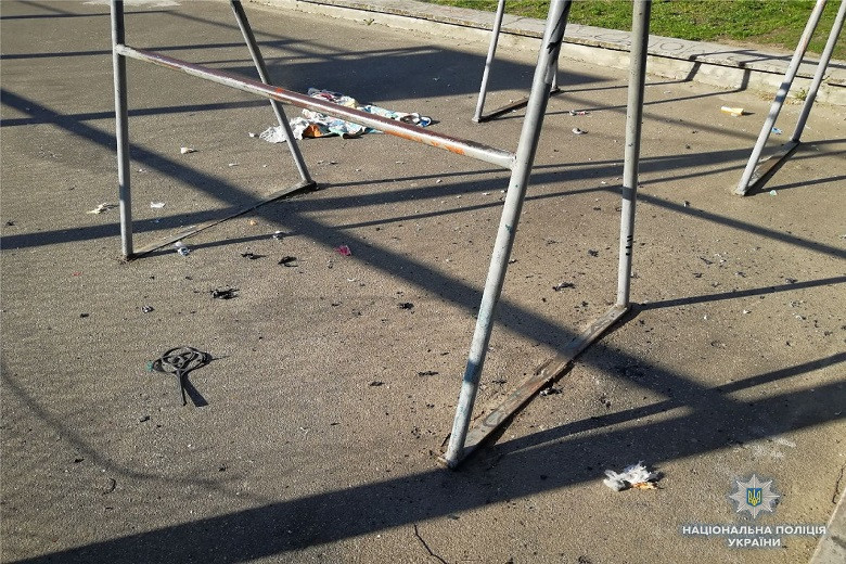 В Киеве на спортивной площадке взорвался неизвестный предмет