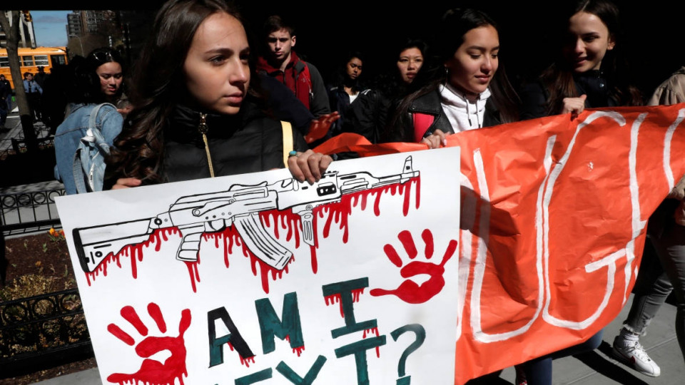 В США тысячи студентов вышли на протест с требованием ужесточить контроль над оружием