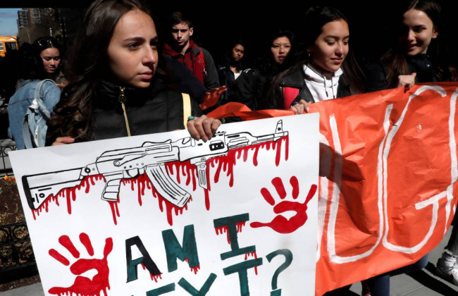 В США тысячи студентов вышли на протест с требованием ужесточить контроль над оружием