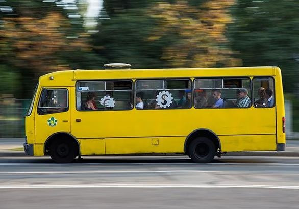 Ехал на красный: киевляне проучили наглого водителя маршрутки