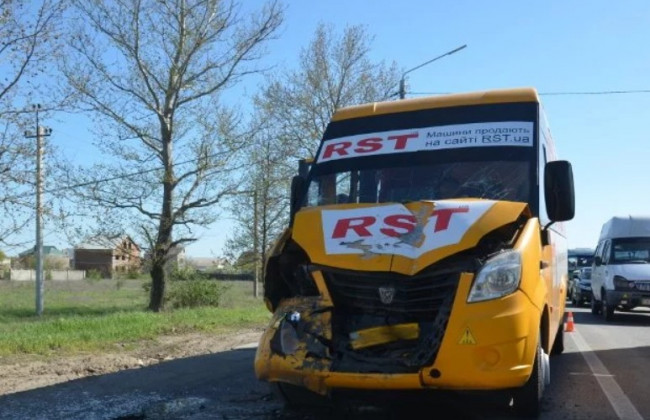 Отбросило на 10 метров: в Николаеве столкнулись маршрутки