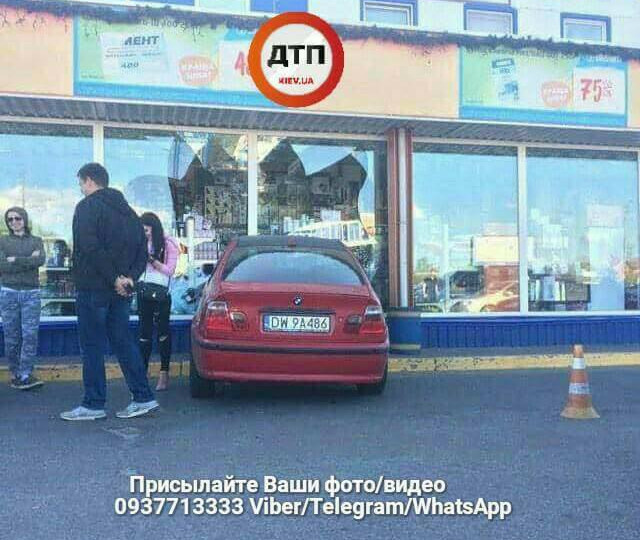 В Киеве автомобиль влетел в магазин: причиной послужили каблуки