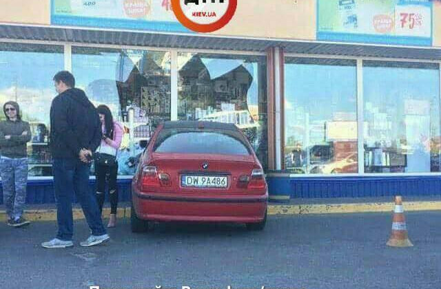 В Киеве автомобиль влетел в магазин: причиной послужили каблуки