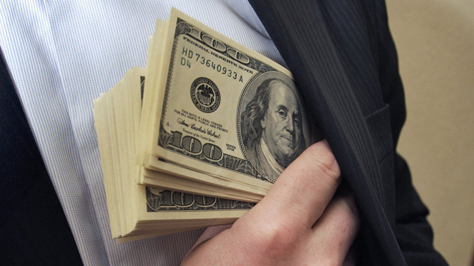 $500 сливал в унитаз: чиновник попытался избавиться от взятки