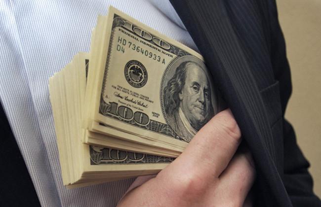 $500 сливал в унитаз: чиновник попытался избавиться от взятки