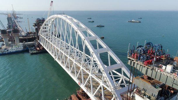 Не дождался открытия: Керченский мост дал трещину