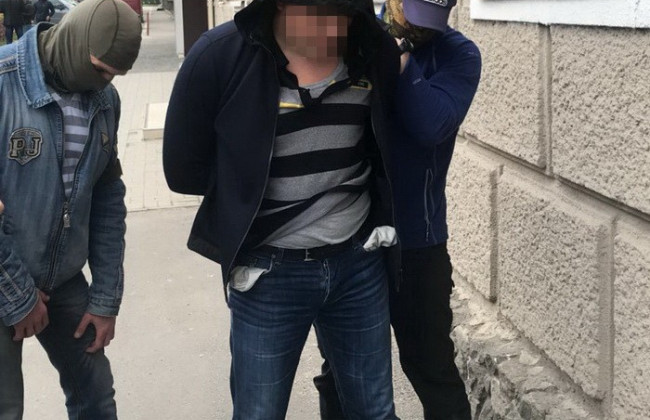 Силовики задержали на взятке подполковника полиции