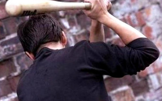 В Киеве водитель маршрутки битой избил пассажира