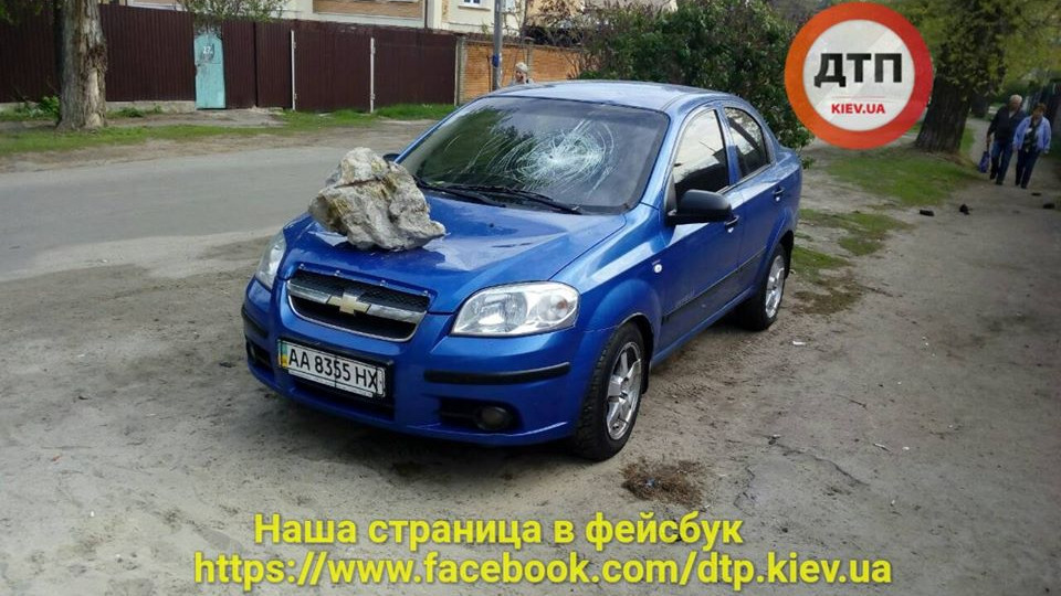«Упал метеорит»: киевляне жестоко наказали очередного «героя парковки»