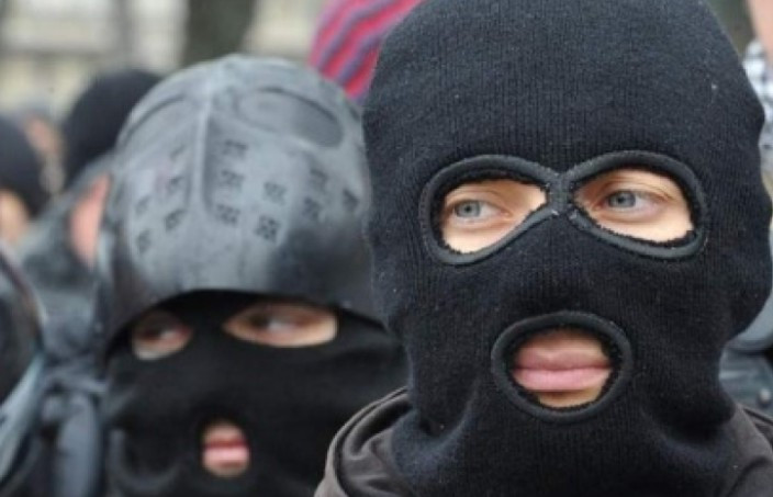 Забросали камнями и забрызгали газом: в сети показали видео разгрома табора ромов в Киеве