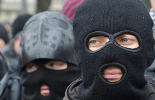 Забросали камнями и забрызгали газом: в сети показали видео разгрома табора ромов в Киеве