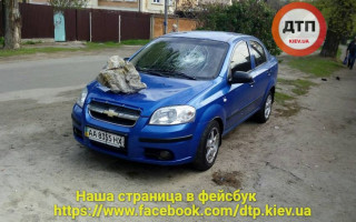 «Упал метеорит»: киевляне жестоко наказали очередного «героя парковки»
