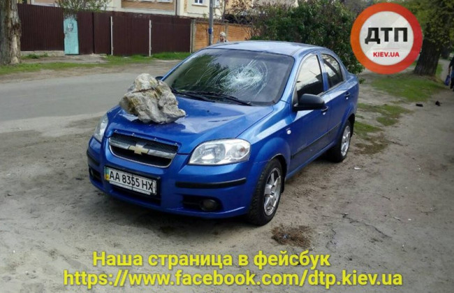 «Упал метеорит»: киевляне жестоко наказали очередного «героя парковки»