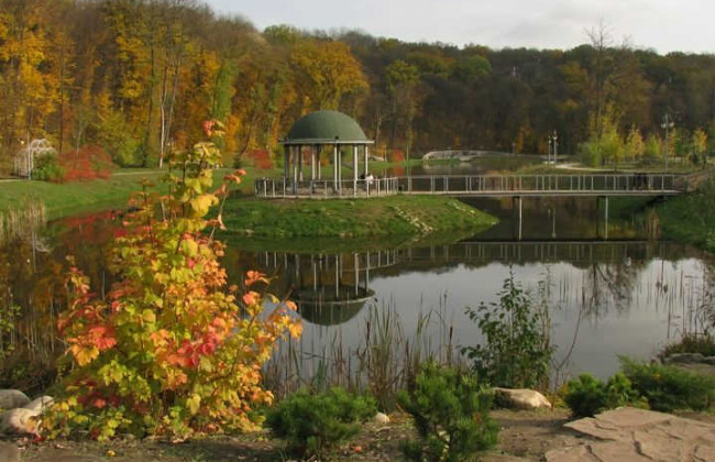 Несмотря на запрет: советник Порошенко гоняет по заповедному парку «Феофания»