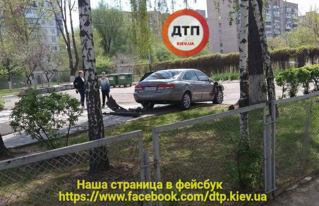 Женщина-водитель пробила забор школы: есть подробности