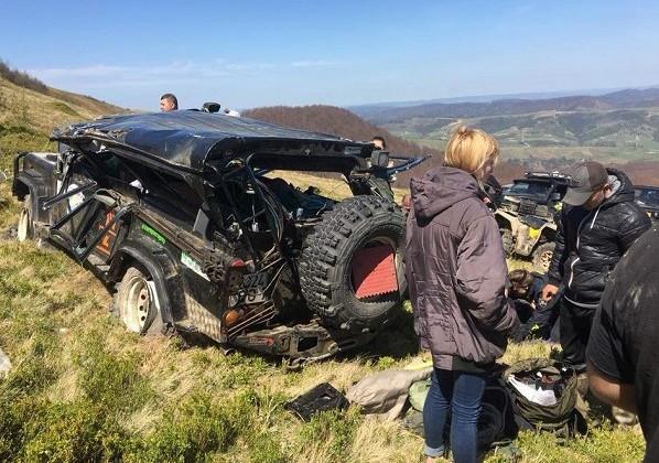 В Карпатах внедорожник слетел с горы: первые подробности