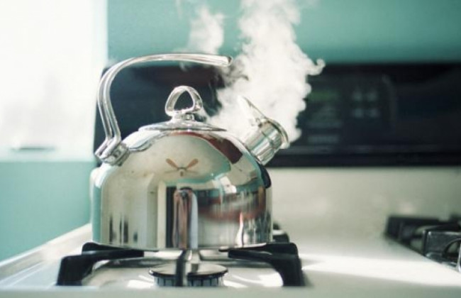 Кому и почему полезно пить горячую воду