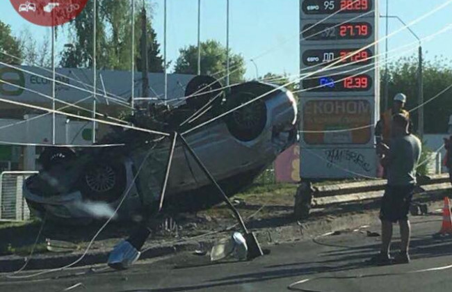 Жуткое ДТП под Киевом: автомобиль слетел с моста