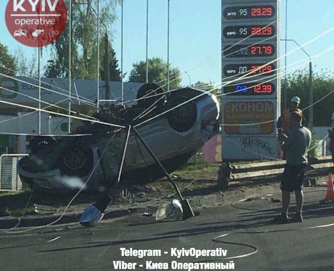 Жуткое ДТП под Киевом: автомобиль слетел с моста