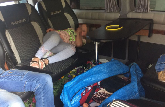 Накрыли одеялом и представились родителями: из Украины хотели вывезти 5-летнюю девочку