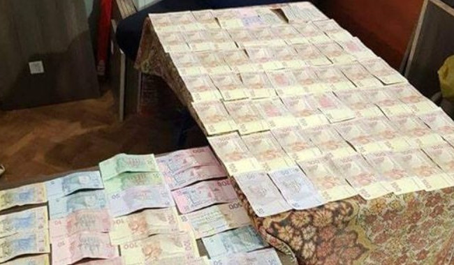 Воровали топливо: полиция разоблачила преступную схему чиновников