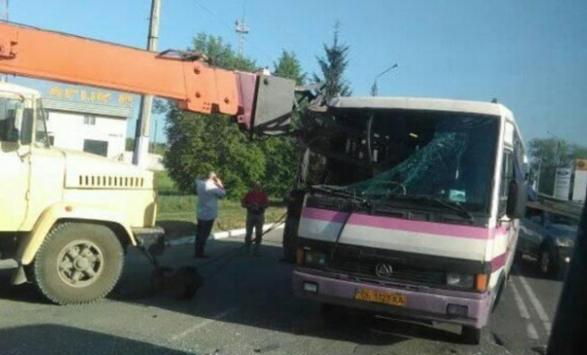 Стрела крана проткнула насквозь маршрутку: есть подробности