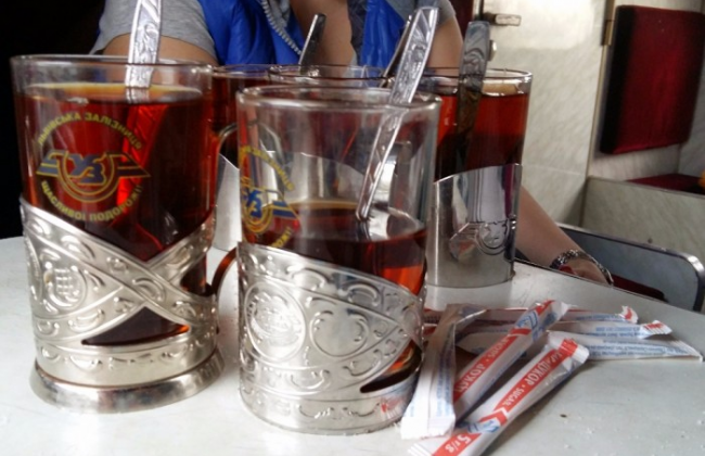 «Укрзализныця» установила единую цену за популярные напитки в поездах